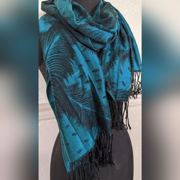 Turquoise Peacock Feather Print Blanket Scarf - Picture 4 of 5